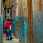 Kinder spielen in der Medina von Fes, Marokko