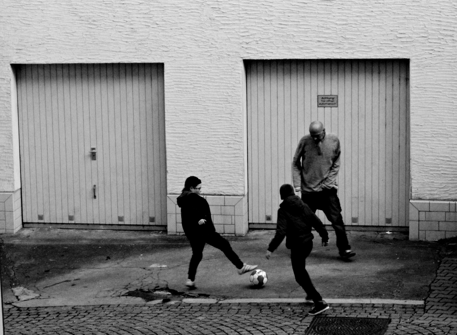 Kinder spielen mit Obdachlosen Mann 