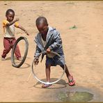 Kinder spielen Reifen Sambia Ca-col+SW +4Fotos