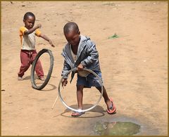Kinder spielen Reifen Sambia Ca-col+SW +4Fotos