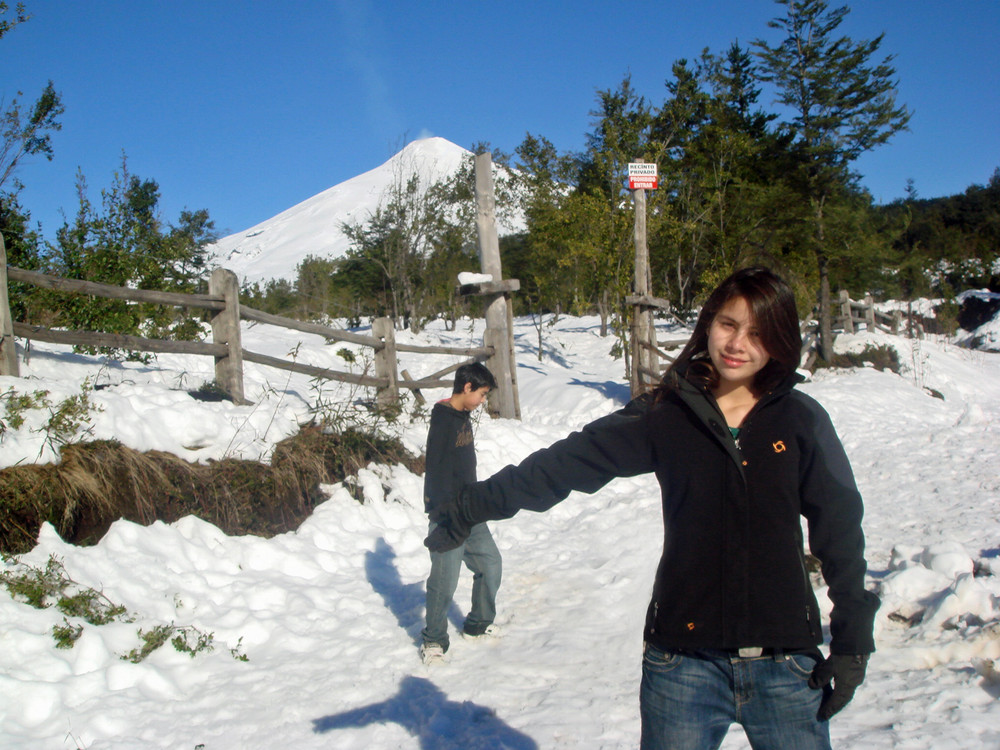 Kinder spielen. Vulkan Villarrica in Chile