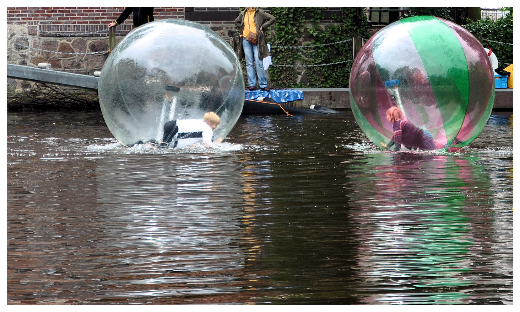 Kinder spielen " Wasserball"