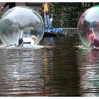 Kinder spielen " Wasserball"