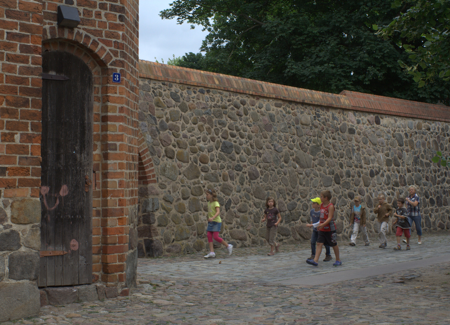 Kinder stürmen Neubrandenburg, allerdings von der Stadtseite aus