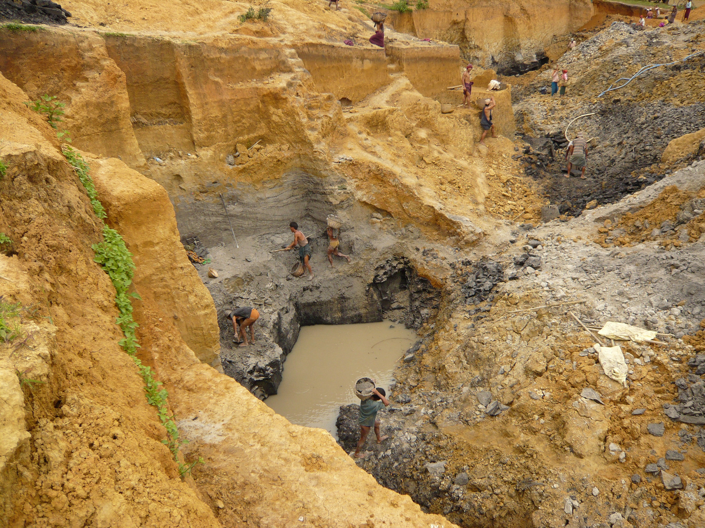 Kinder- und Frauenarbeit im Tagebergbau eines chinesischen Besitzers 2007 in Birma