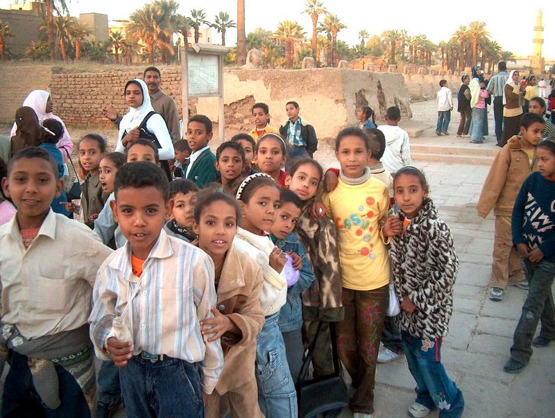 Kinder vor dem Luxor-Tempel in Luxor, Oberägypten