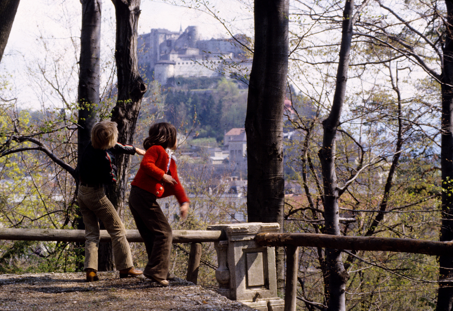 Kinder vor der Festung Hohensalzburg