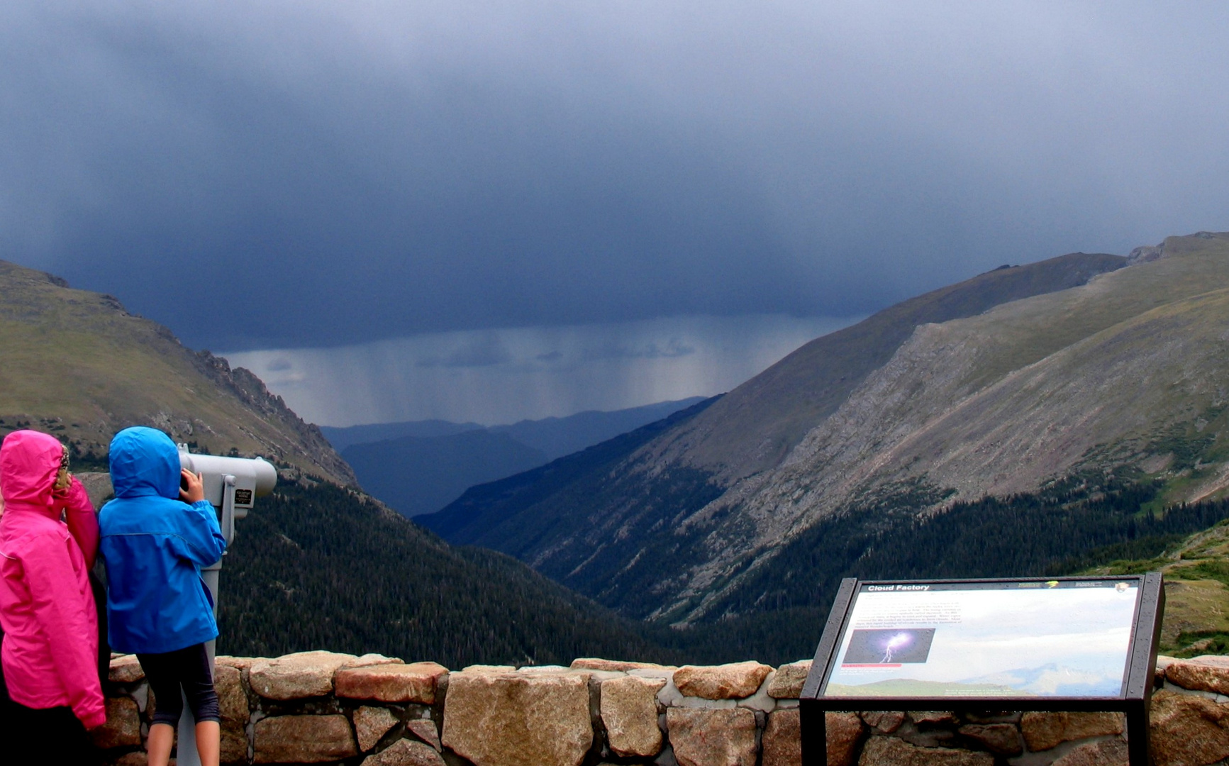 Kinder vor der Tornadofront