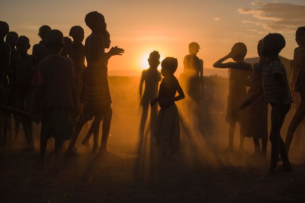 Kinder vor Sonnenuntergang