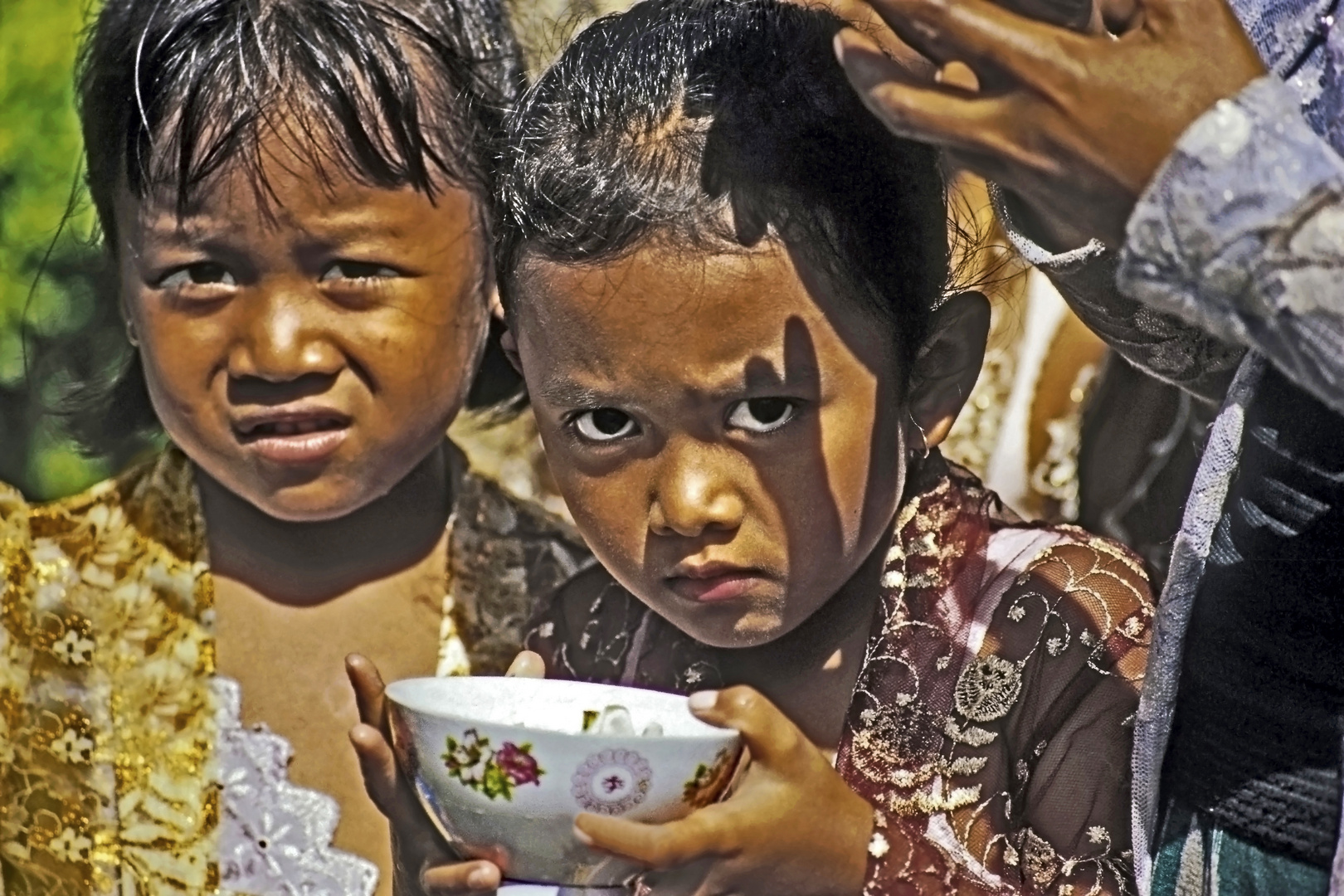 Kinder während einer Gebetszeremonie in Bali 