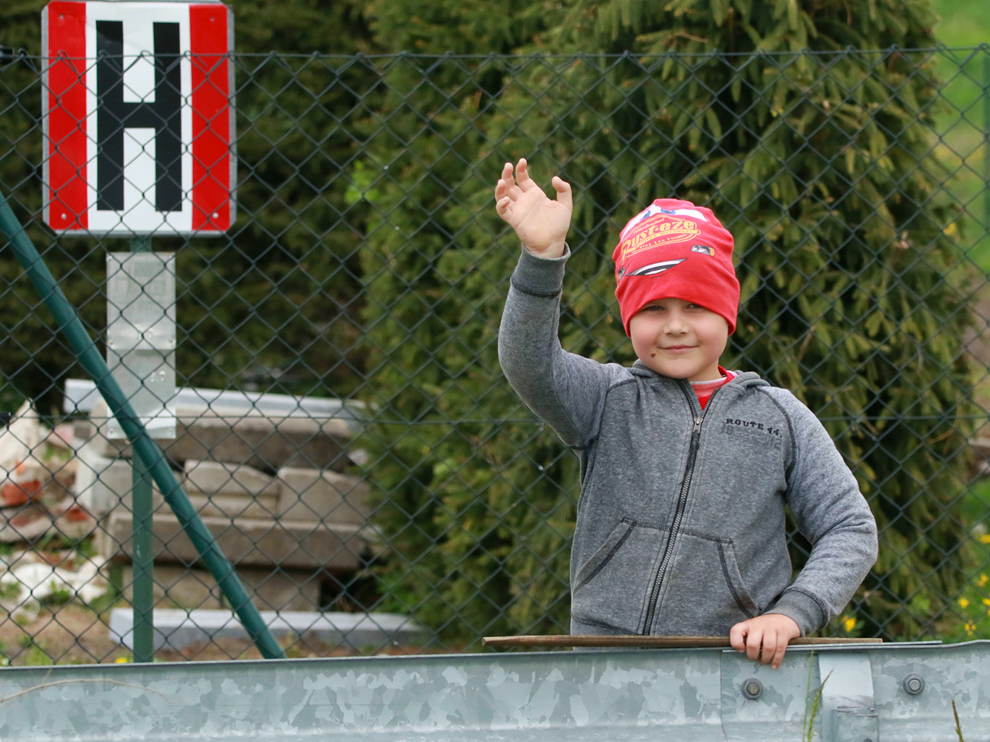 Kinderarbeit? Oder grüßt hier einfach ein Weltbürger freundlich?