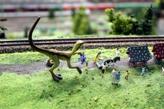 KInderausflug und der Dino trägt einen vergessenen  Puppewagen hinterdrein