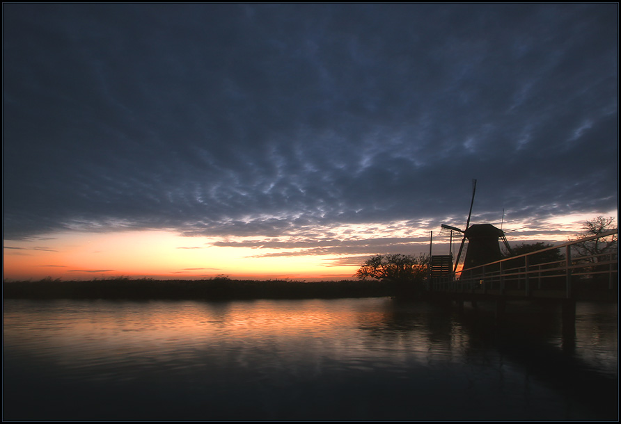 Kinderdijk bei Nacht (2)