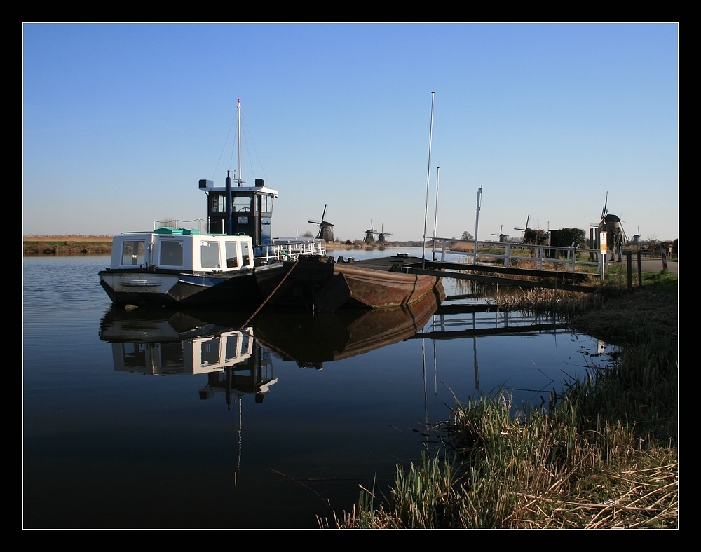 Kinderdijk-Flusslandschaft mit Hintergrund Windmühlen....