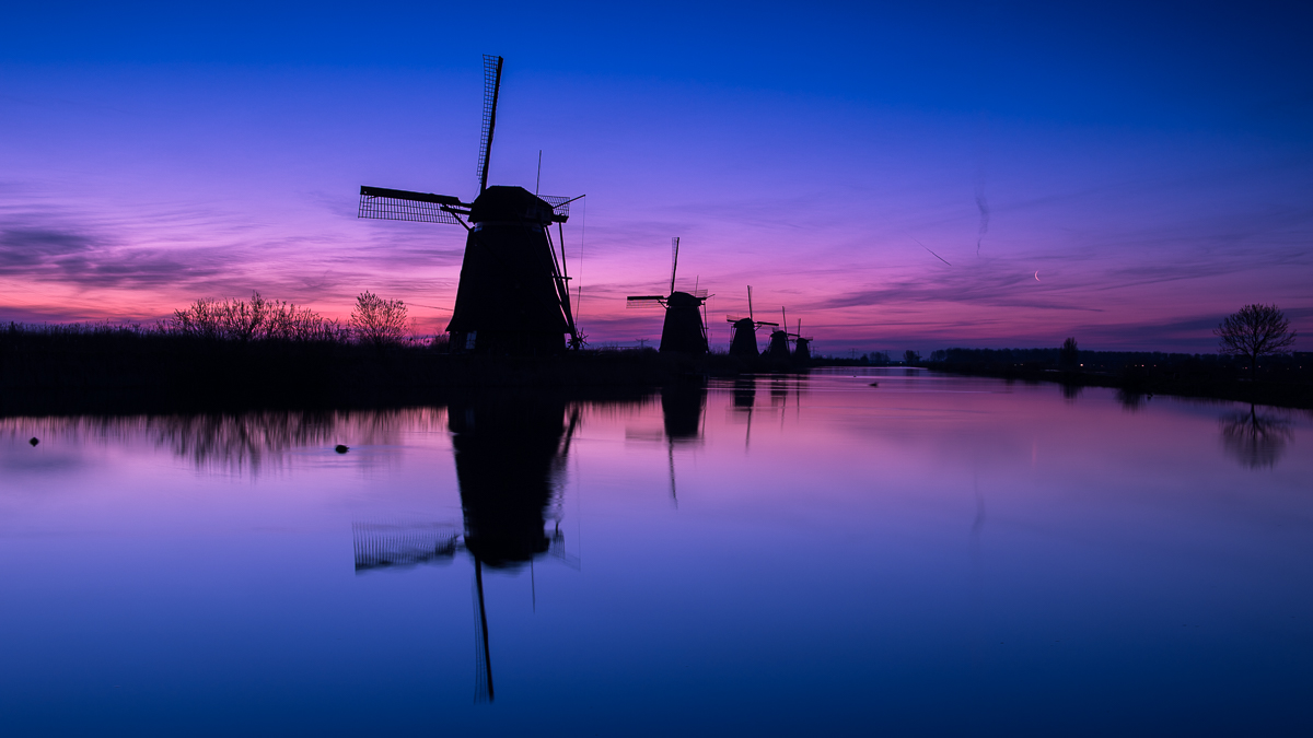 Kinderdijk im ersten Morgenlicht