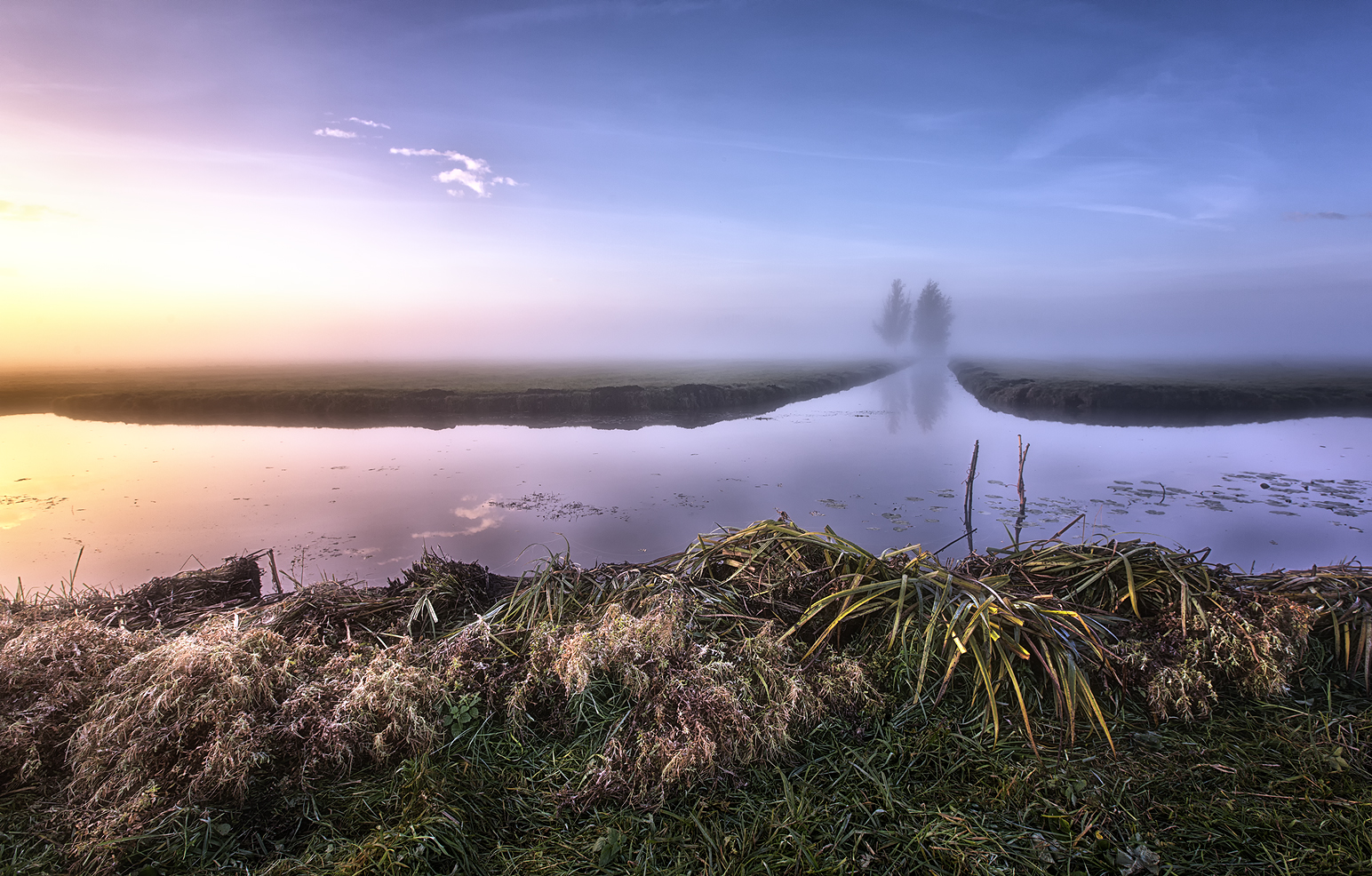 Kinderdijk im Herbstnebel