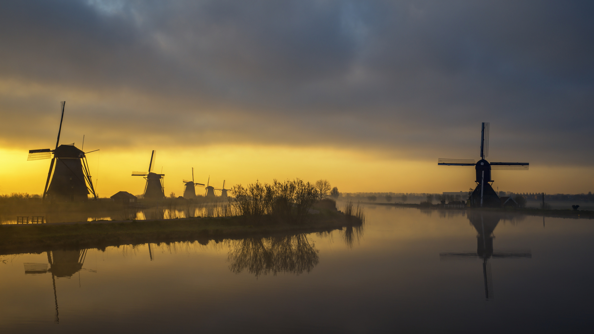 Kinderdijk im Nebel 