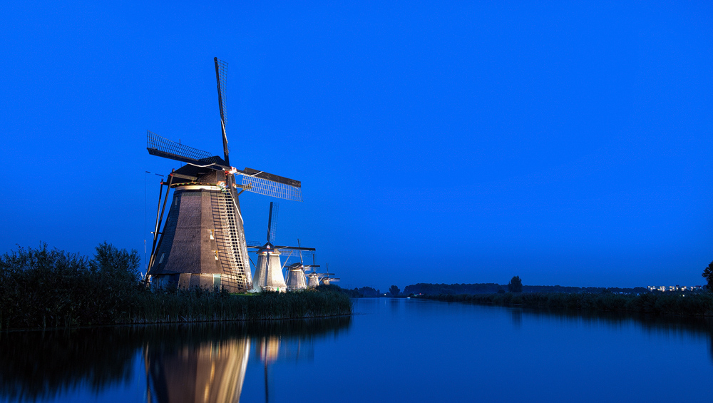 Kinderdijk zur Blauen Stunde