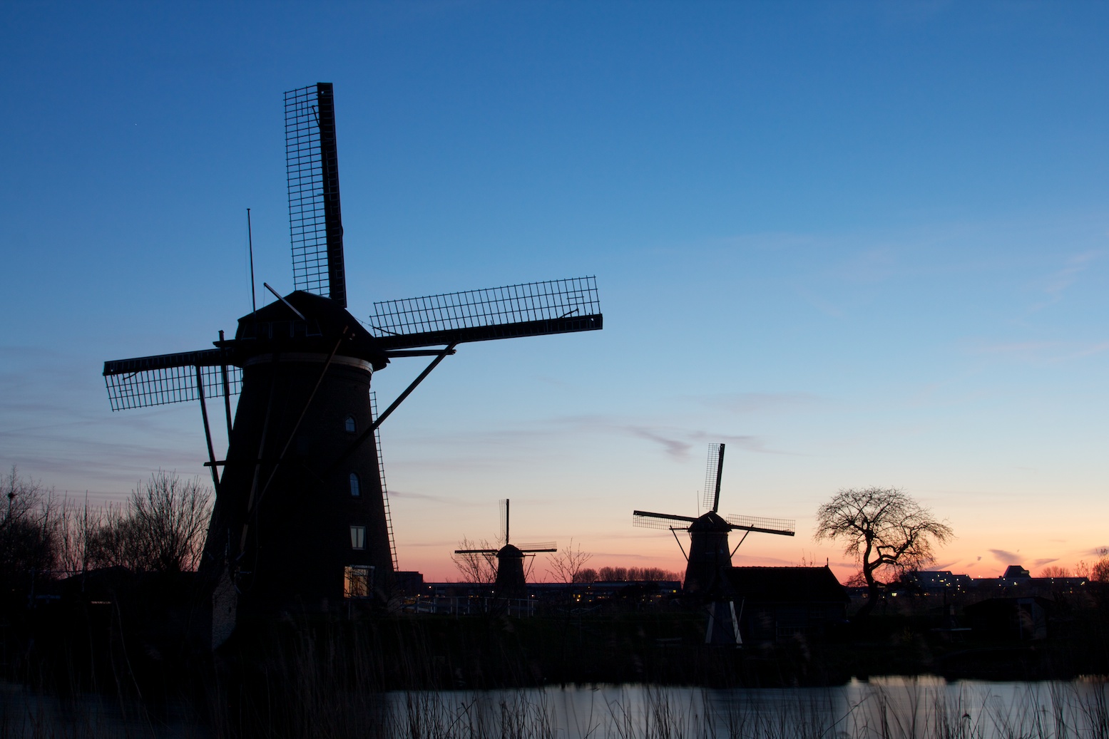 Kinderdijk zur blauen Stunde