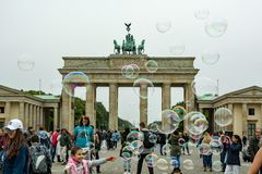 Kinderfreuden am Brandenburger Tor