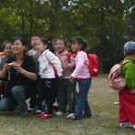 Kindergärtnerin mit ihren Kindern beim Fotosschießen