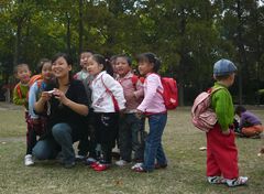 Kindergärtnerin mit ihren Kindern beim Fotosschießen