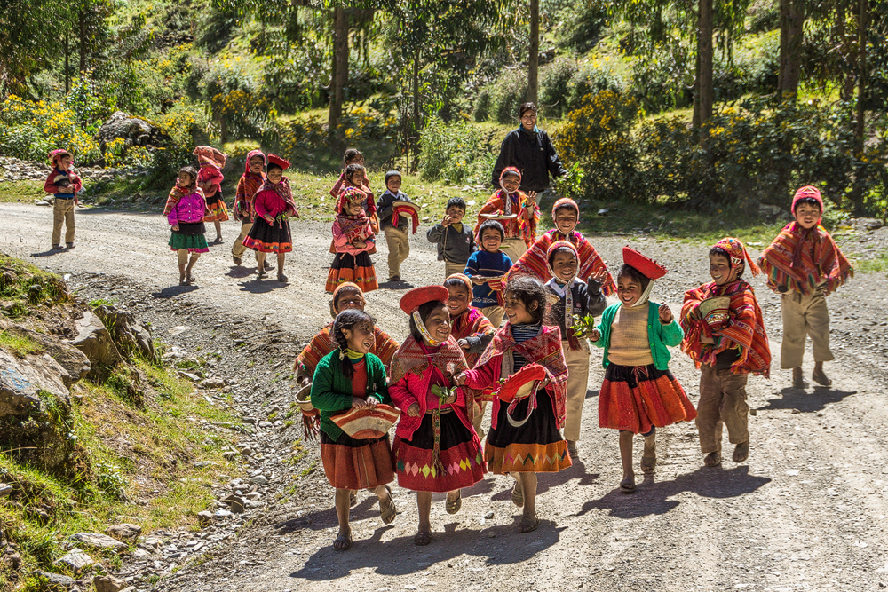 Kindergartenausflug im peruanischen Hochland