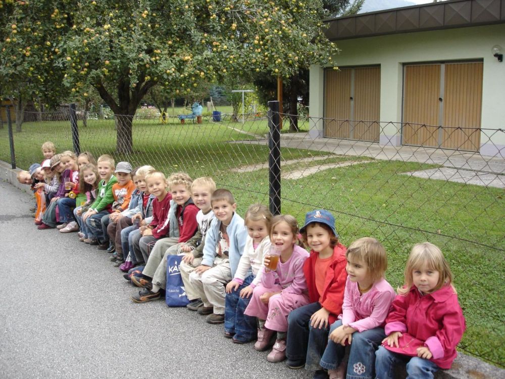 Kindergartenkinder im Herbst