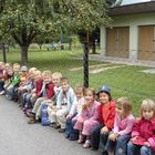 Kindergartenkinder im Herbst