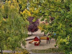 Kindergartenspielplatz im Herbst