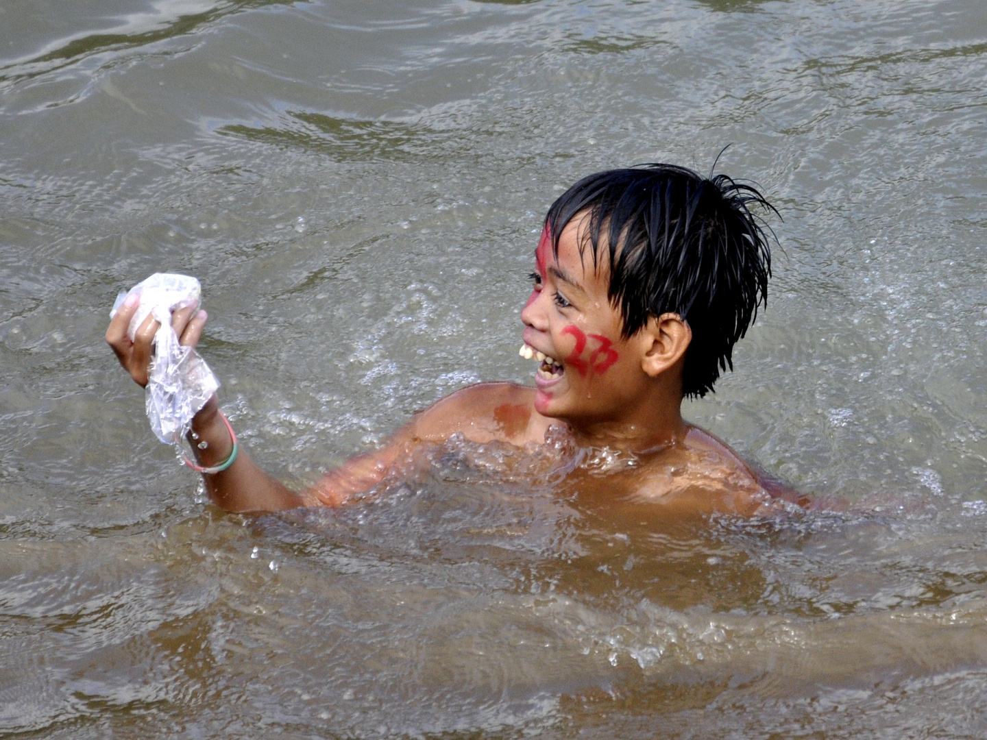 Kinderglück, Ei aus dem Wasser gefischt