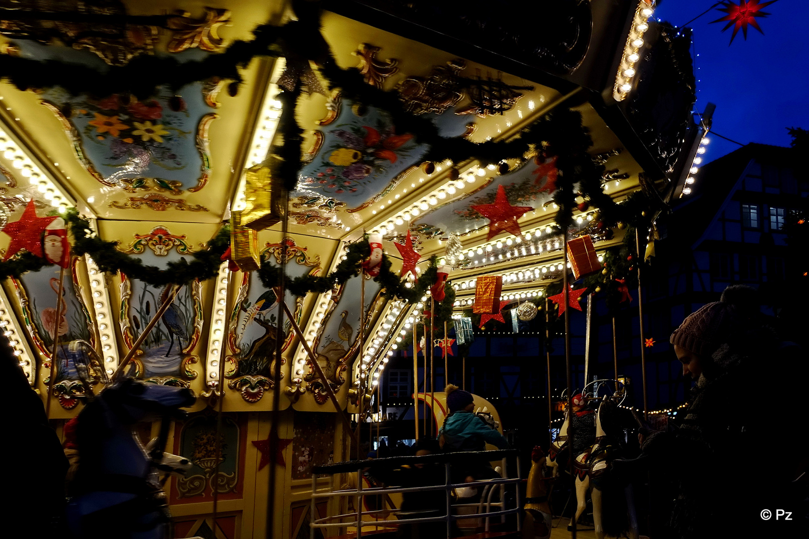 Kinderkarrussel auf dem Weihnachtsmarkt in Soest ...