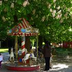 Kinderkarussell am Rande eines Münchner Biergartens