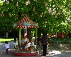 Kinderkarussell am Rande eines Münchner Biergartens