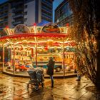 Kinderkarussell im Regen