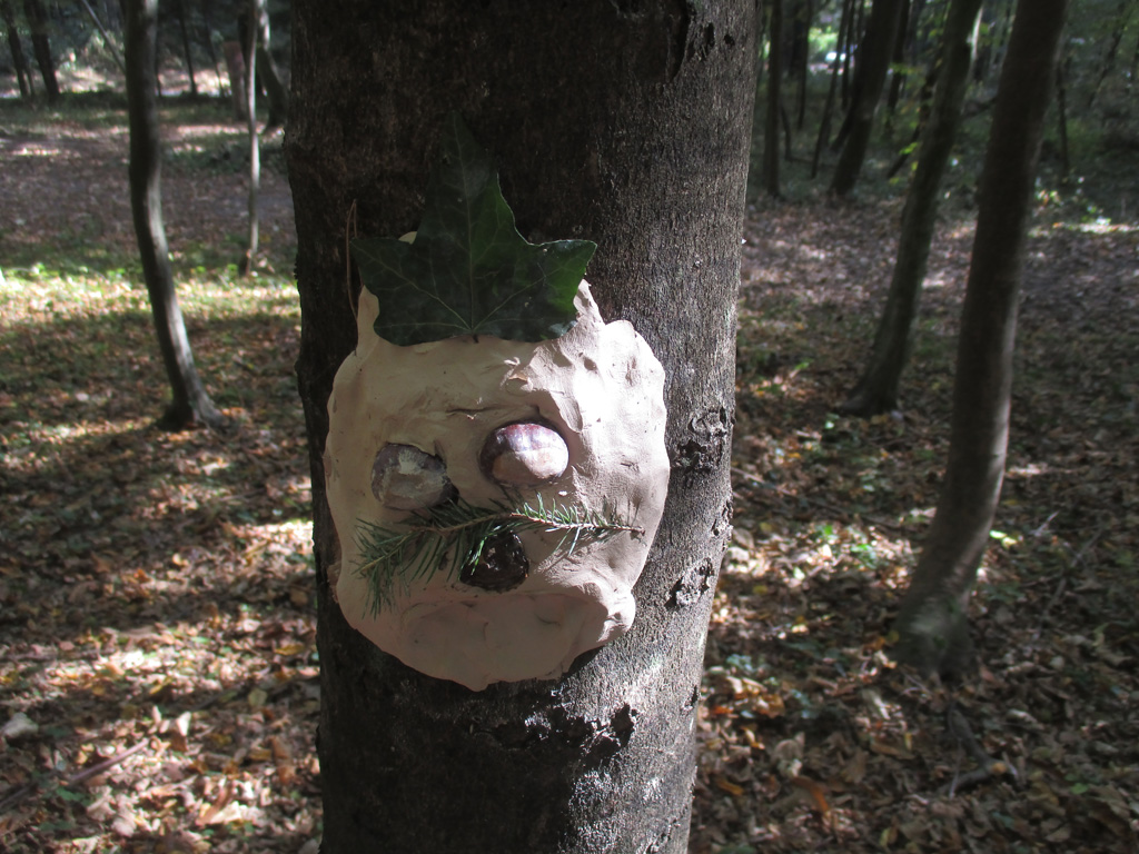  Kinderkunst im Wald