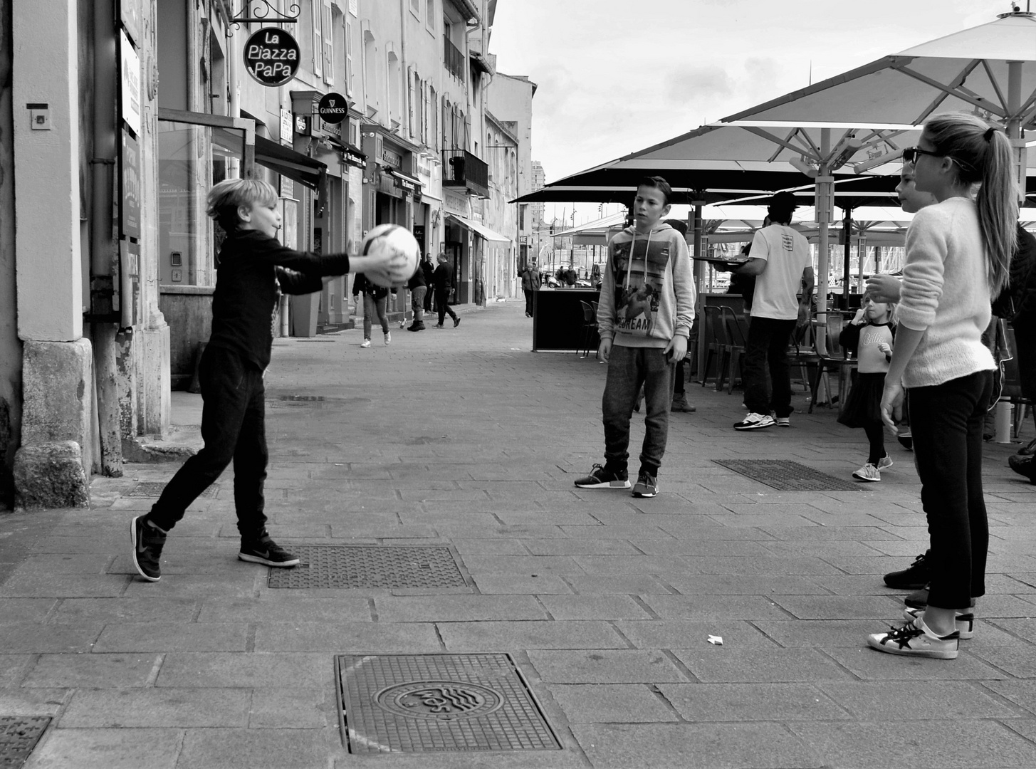 Kindern gehört der Gehweg