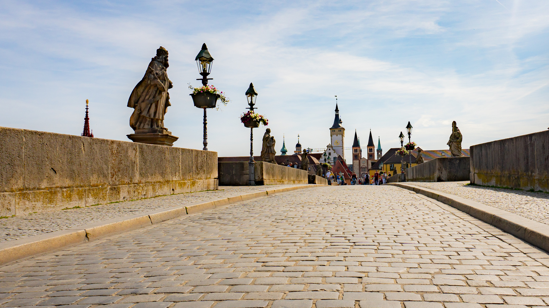 Kinderperspektive auf die alte Mainbrücke in Würzburg