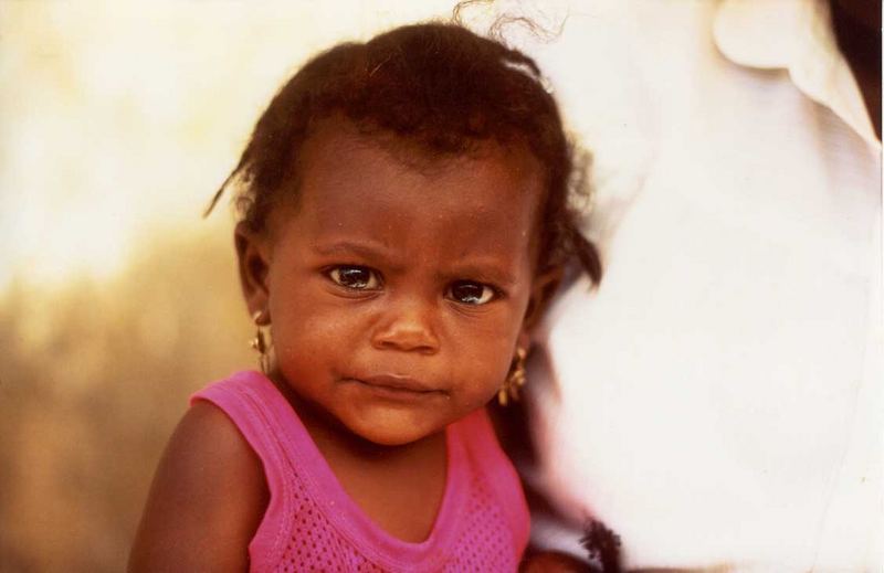 Kinderporträt auf dem Markt in Asomada (Cabo Verde - Santiago)