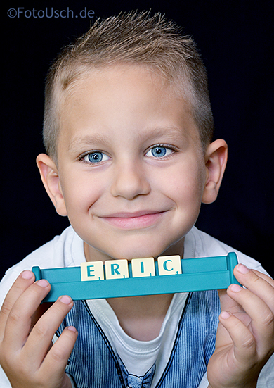 Kinderportrait mit Scrabble