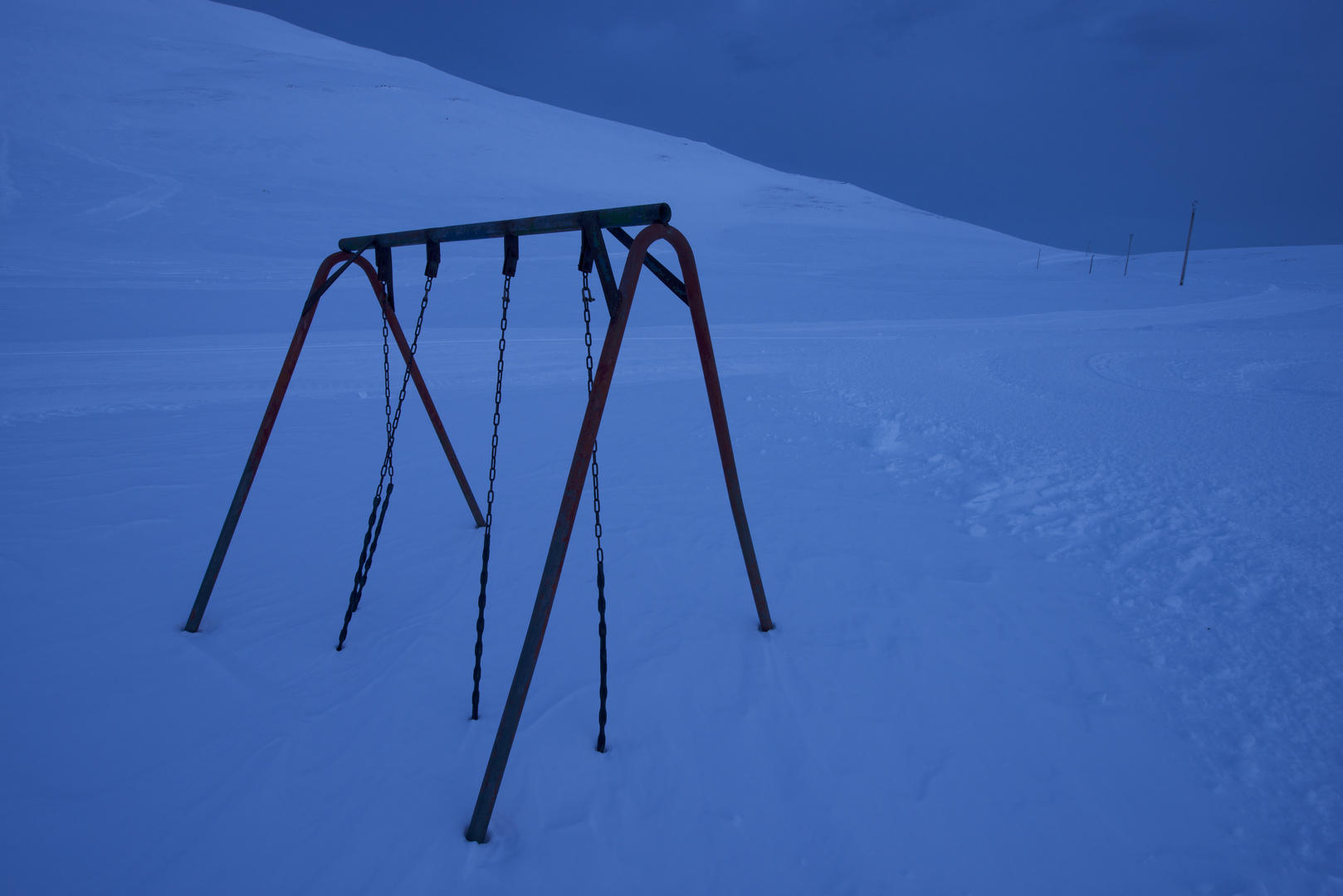 Kinderschaukel im Schnee