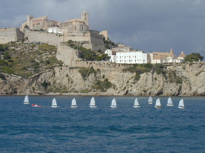 Kindersegeln vor der Burg von Ibiza