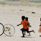 Kinderspiel am Strand von Sansibar