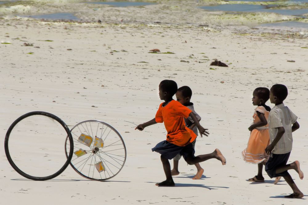 Kinderspiel am Strand von Sansibar