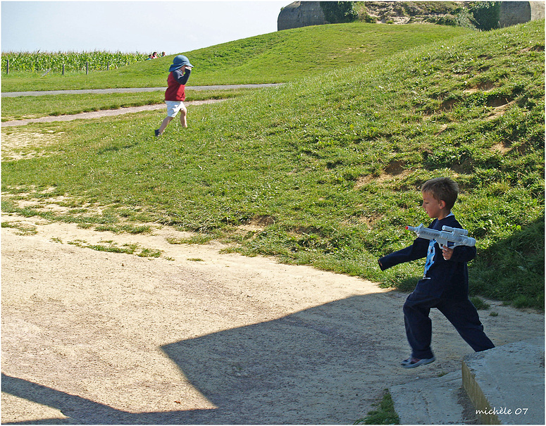 Kinderspiele im Schatten der Kanonen