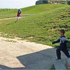 Kinderspiele im Schatten der Kanonen