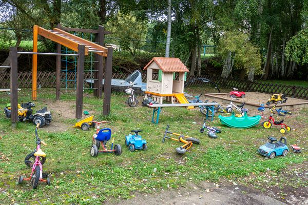 Kinderspielplatz im Herbst