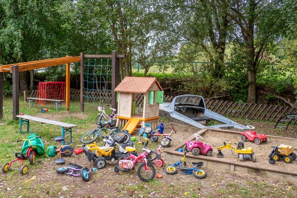 Kinderspielplatz im Herbst