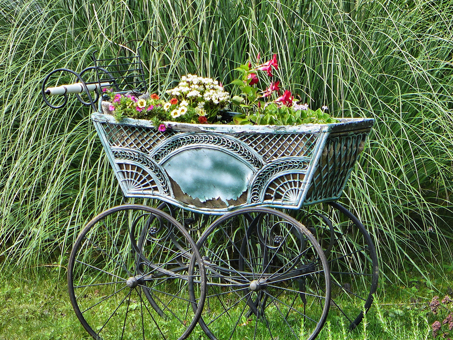 Kinderwagen als Gartendeko