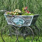 Kinderwagen als Gartendeko